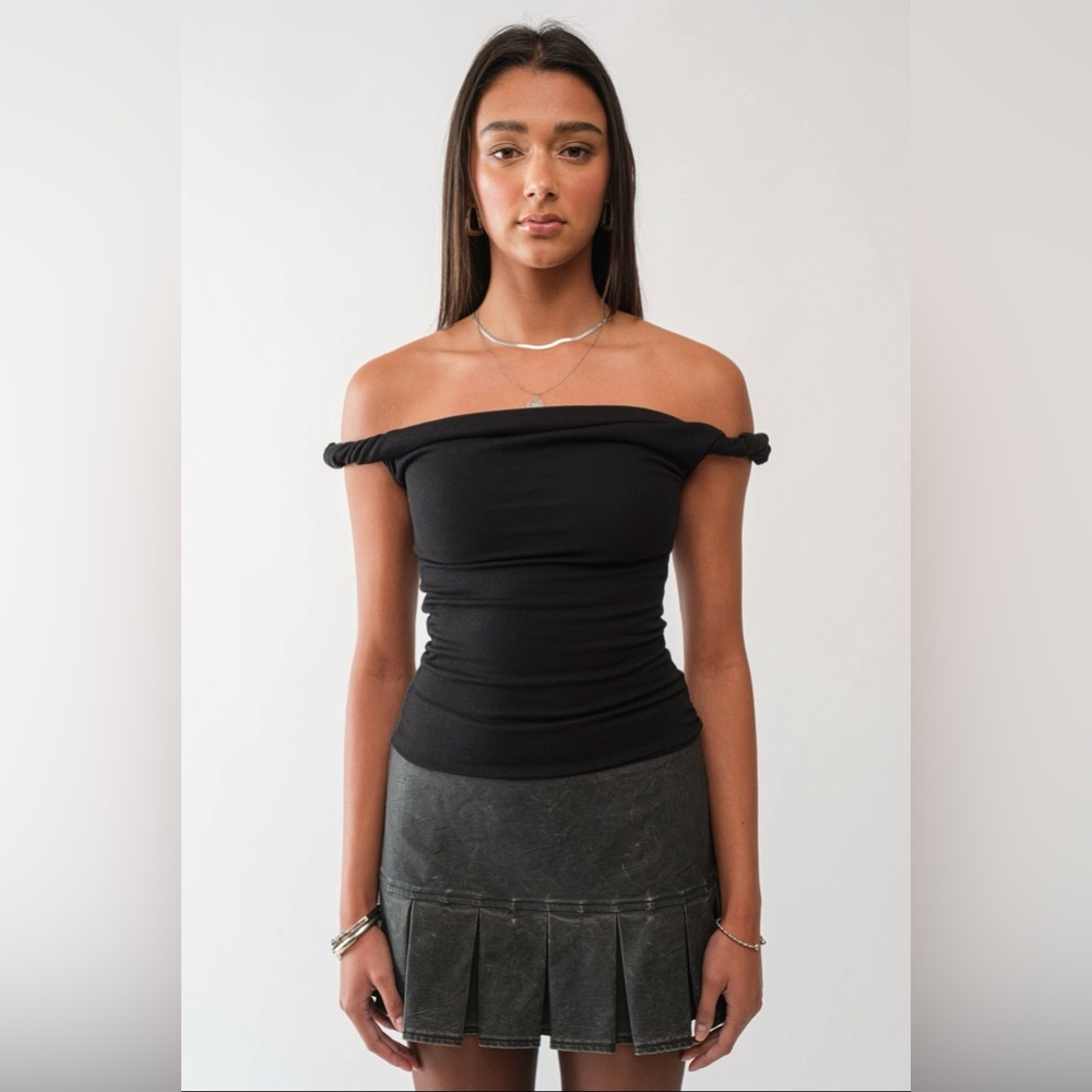 NWT BOUTIQUE GISELLE KNIT OFF THE-SHOULDER TOP